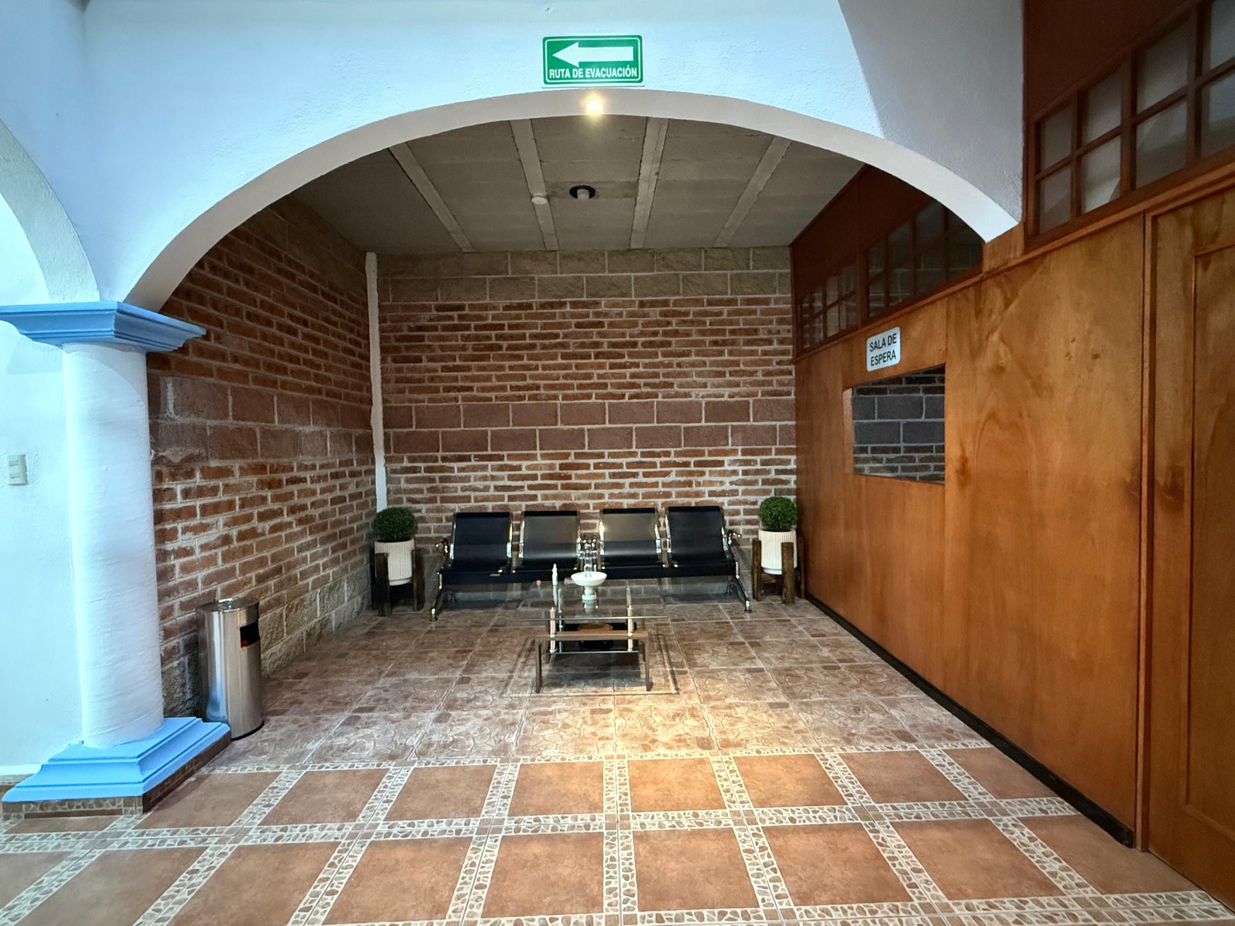 Sala de espera dentro de las instalaciones